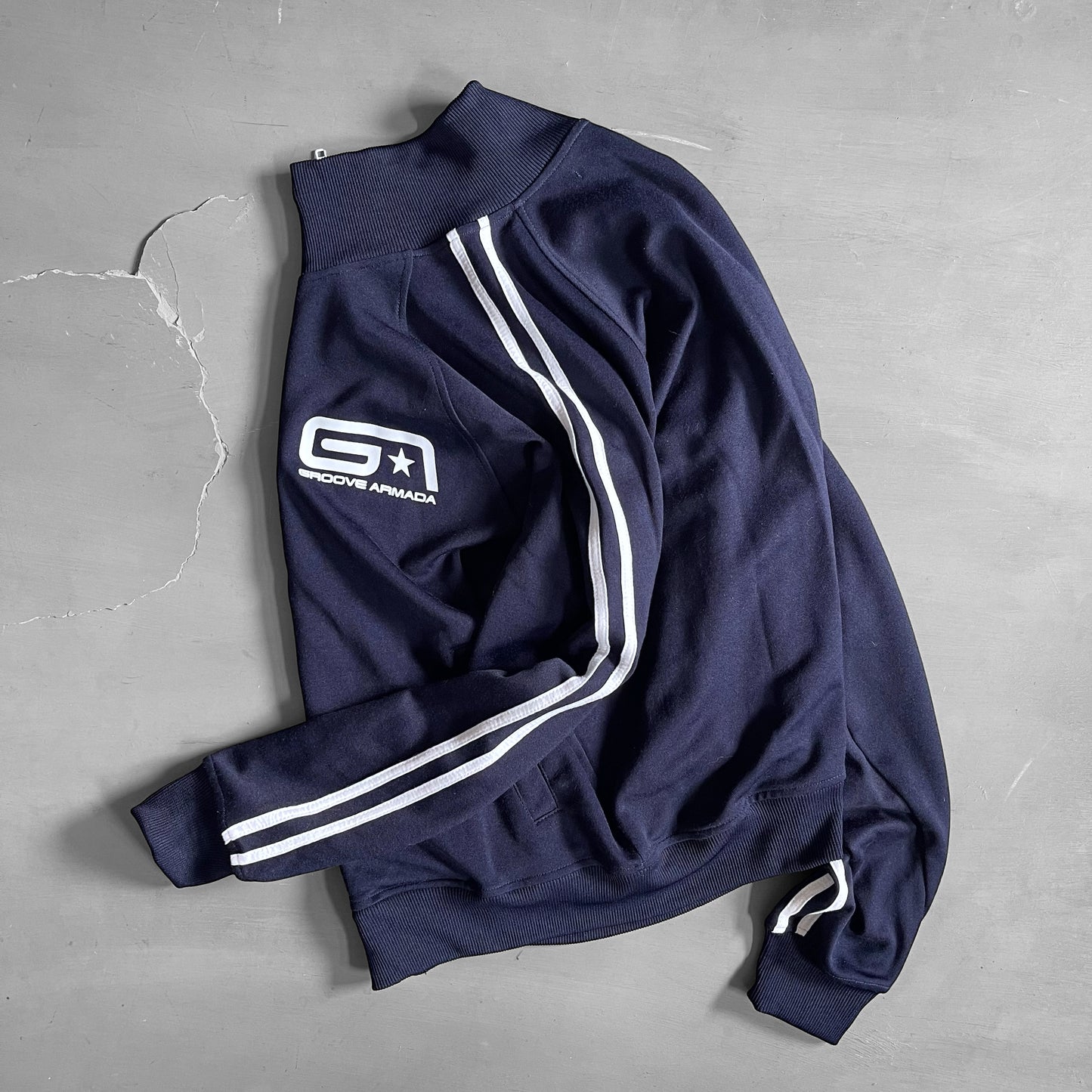 Early 2000s Groove Armada track jacket (L)