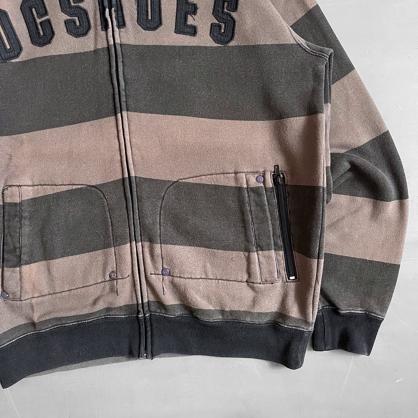 Early 2000s DC SHOES zip hoodie (M/L)