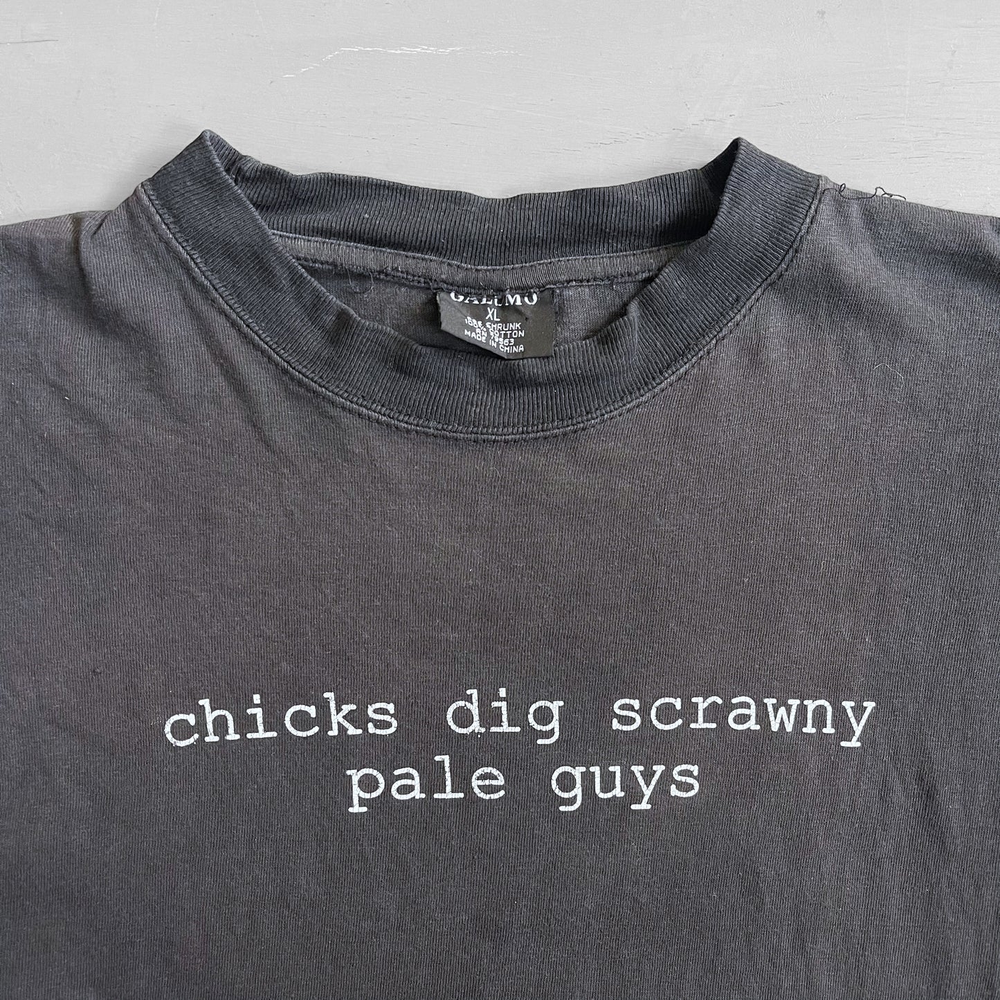 Early 2000s chicks dig scrawny pale guys T-shirt (M)