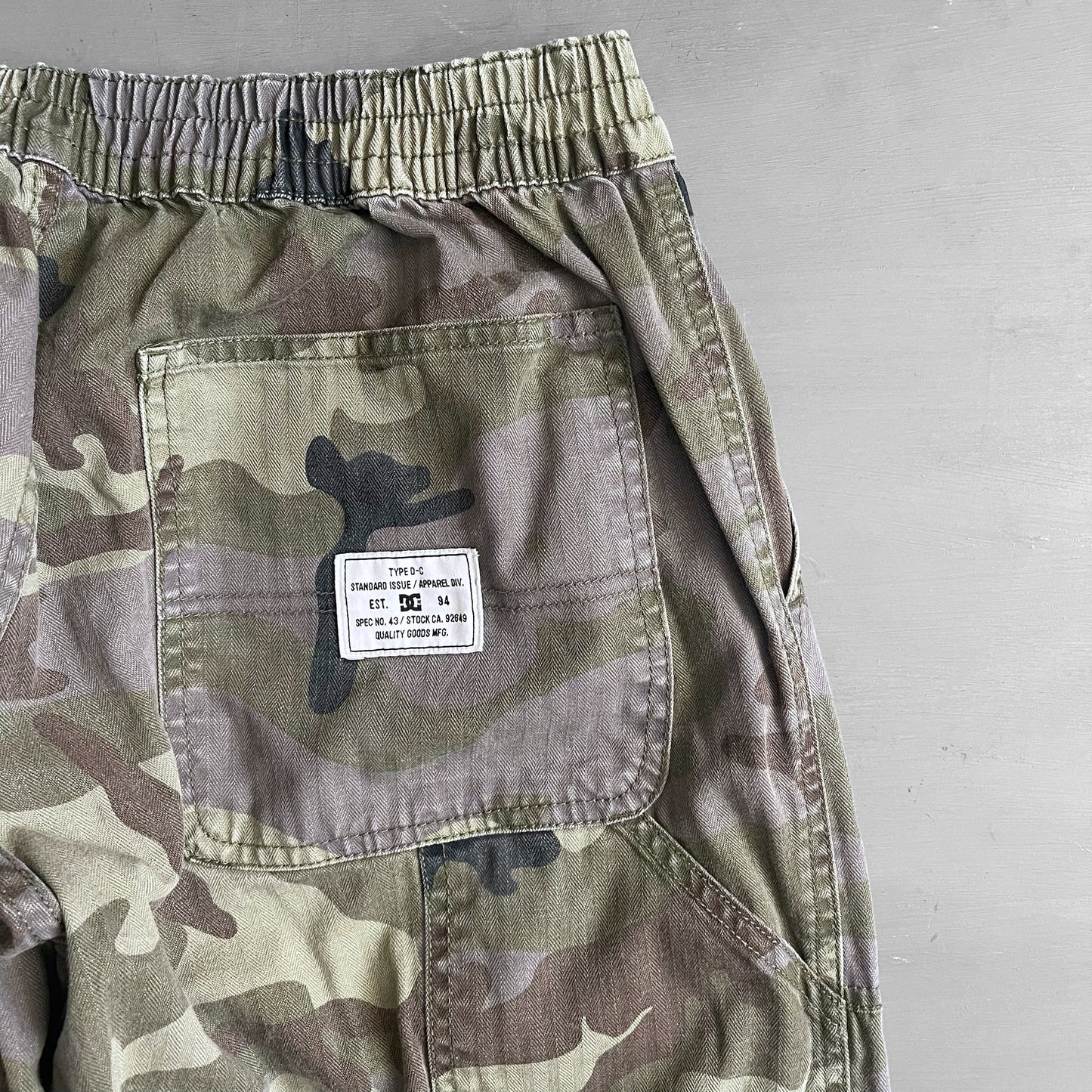 2000s DC carpenter camo trousers (32 waist)