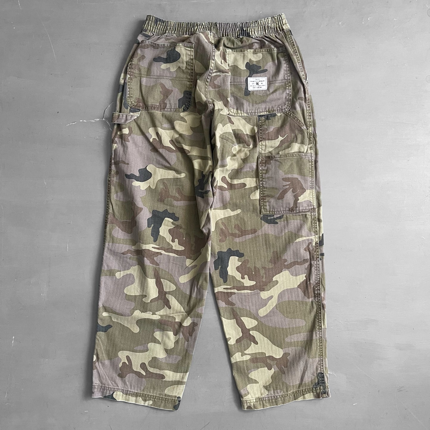 2000s DC carpenter camo trousers (32 waist)