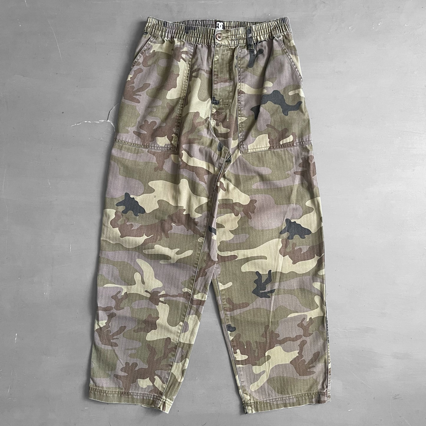 2000s DC carpenter camo trousers (32 waist)