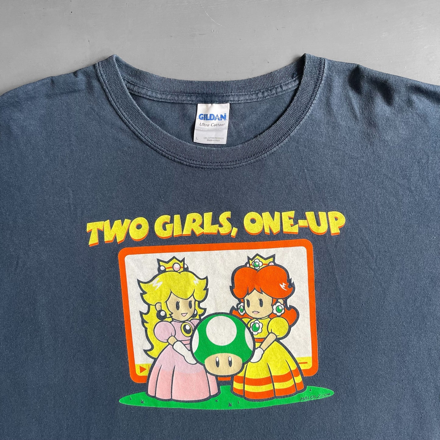 2000s Nintendo two girls one up T-shirt (L)