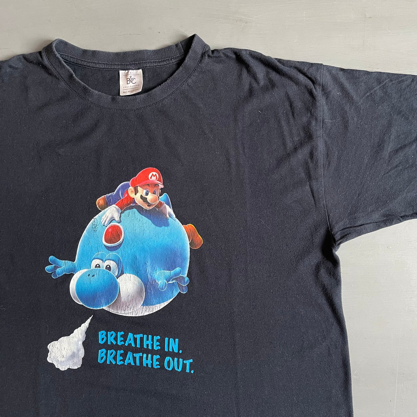 2010 Super Mario galaxy 2 breathe in breathe out T-Shirt (L)