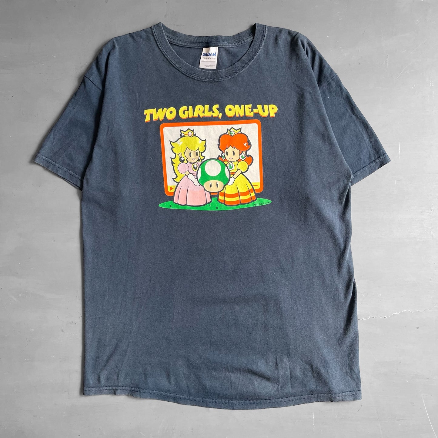 2000s Nintendo two girls one up T-shirt (L)