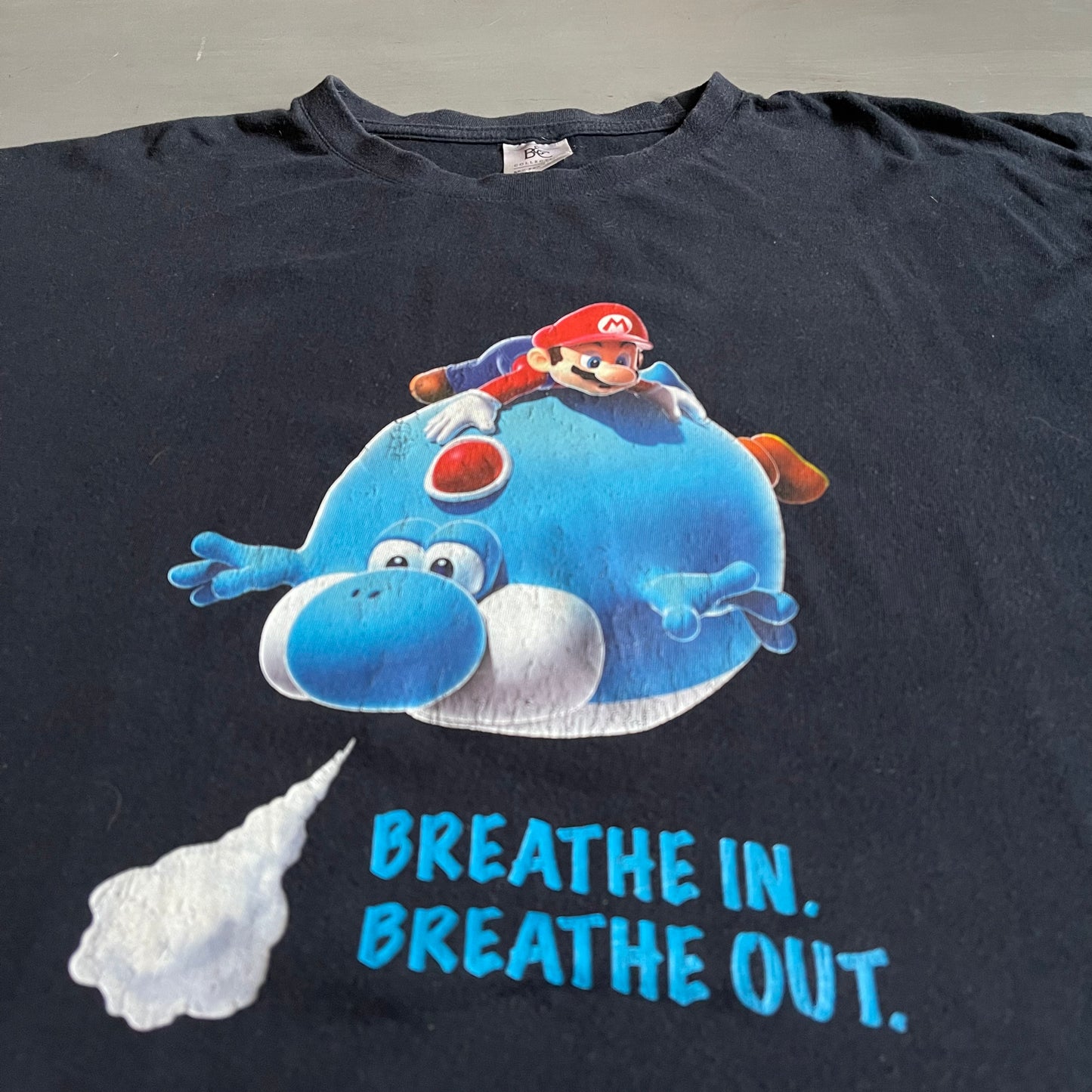 2010 Super Mario galaxy 2 breathe in breathe out T-Shirt (L)