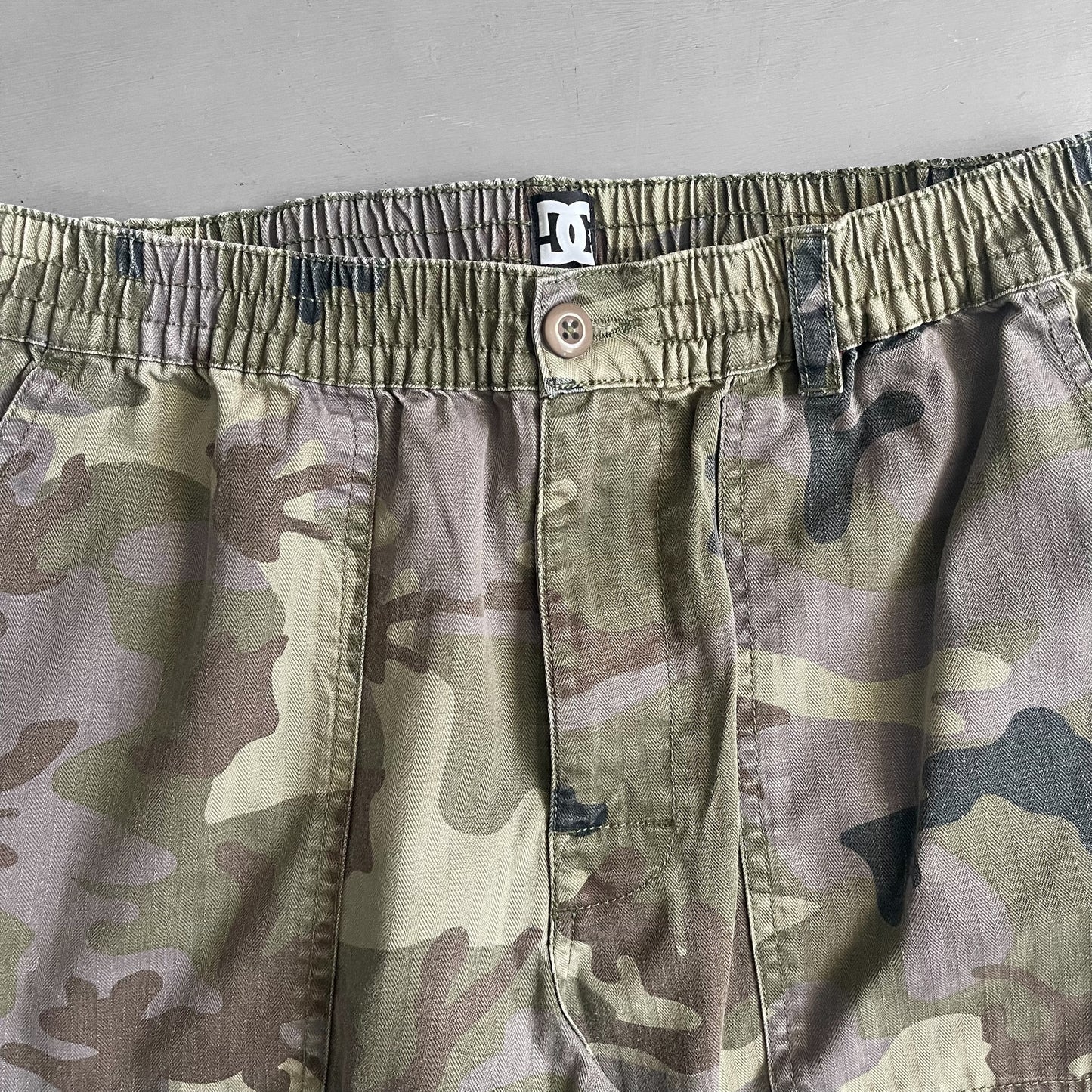 2000s DC carpenter camo trousers (32 waist)