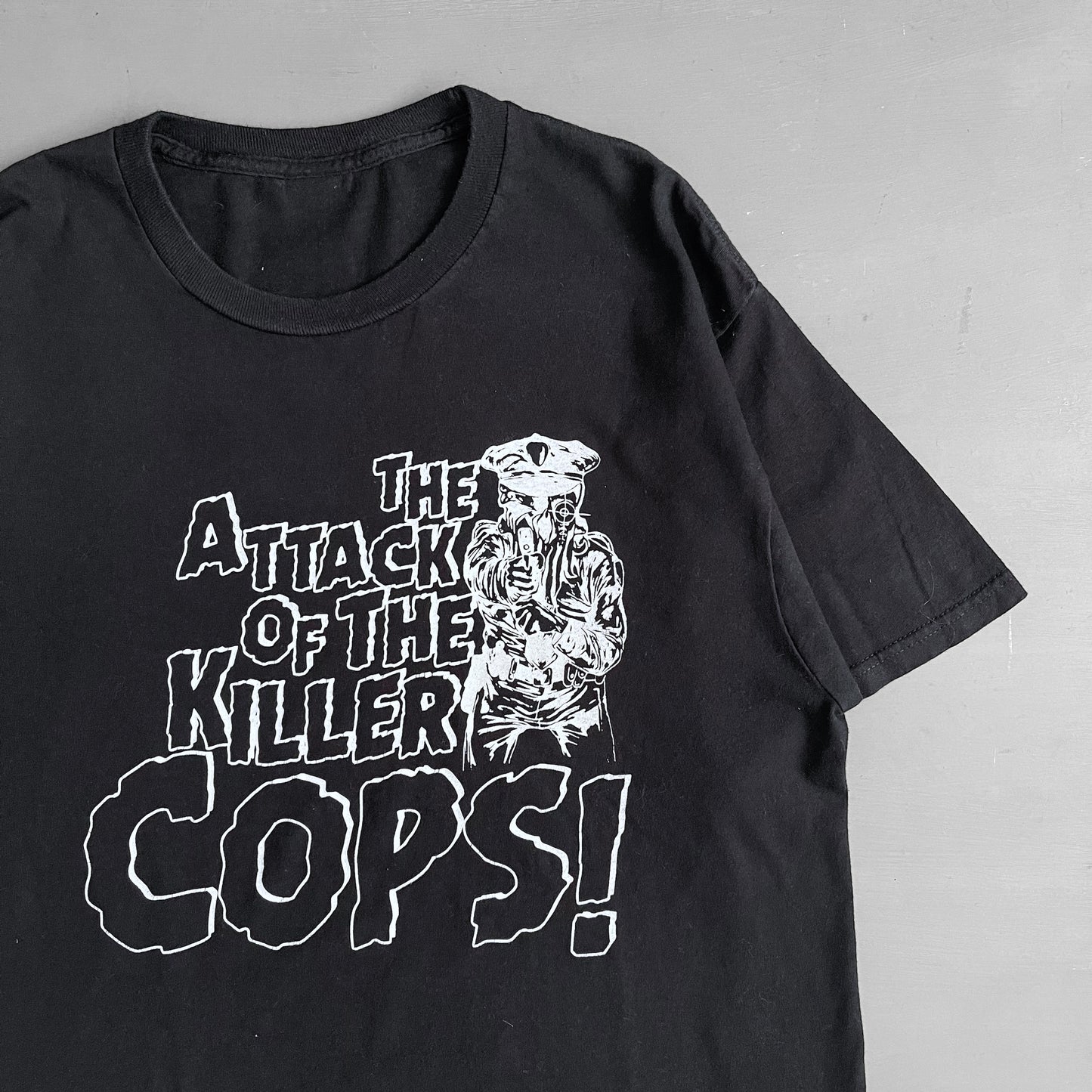 2000s The attack of the killer cops T-shirt (L)