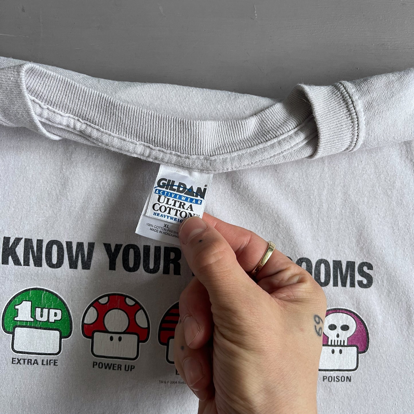 2004 Nintendo know your mushrooms T-Shirt (XL)