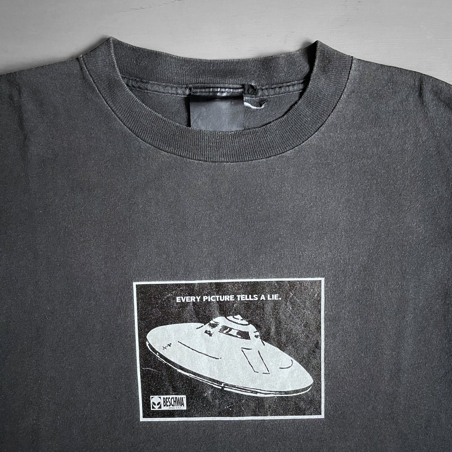 1990s BESCHWA every picture tells a lie ufo T-shirt (M)