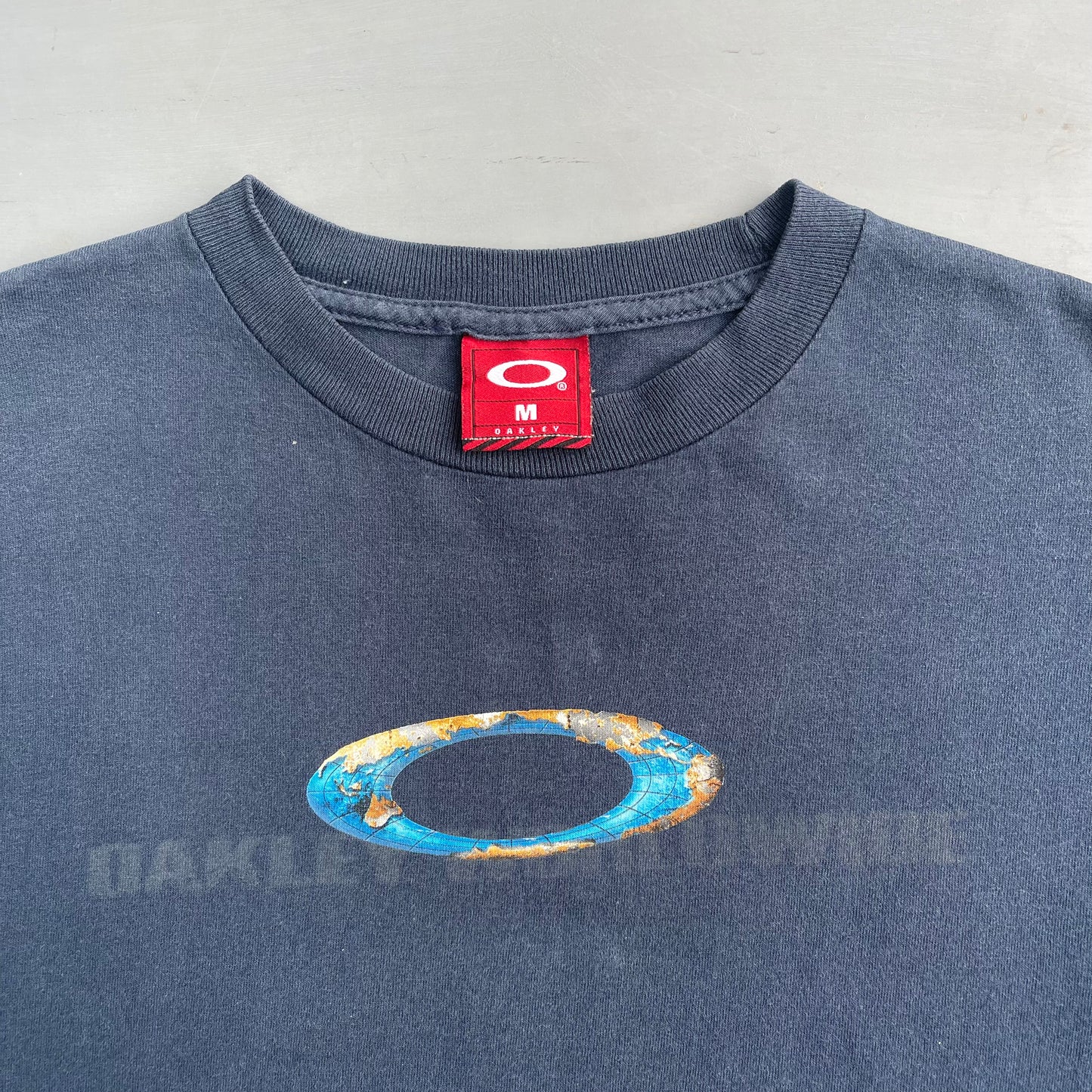 Early 2000s Oakley worldwide T-Shirt (M)