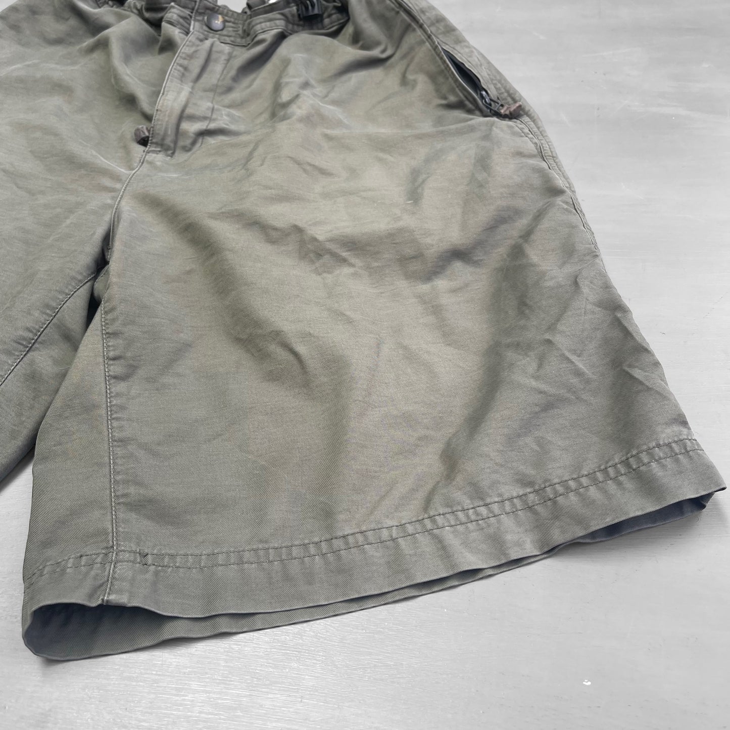 1990s GAP adjustable military shorts (32 waist)