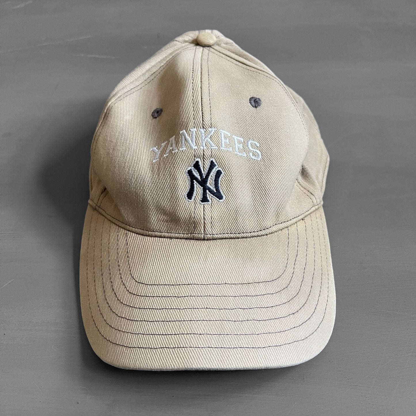 Early 2000s New York Yankees cap (M)