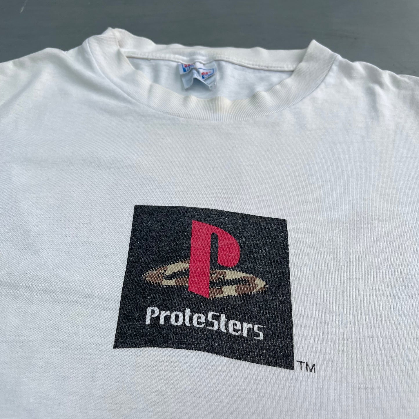 1990s protesters / PlayStation T-Shirt (M)