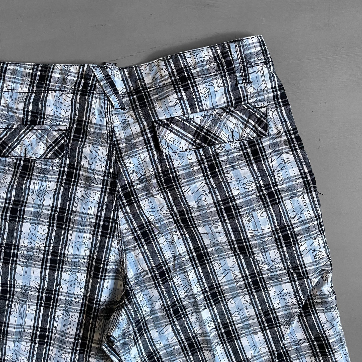 2000s Zoo York plaid baggy board shorts (36 waist)