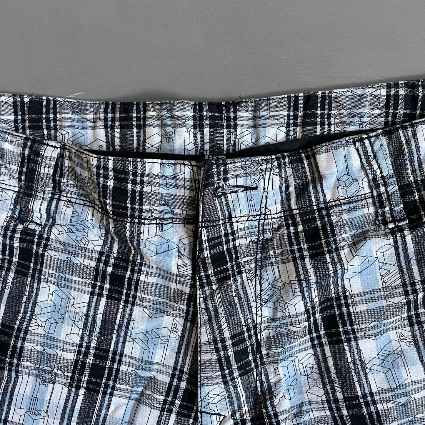 2000s Zoo York plaid baggy board shorts (36 waist)