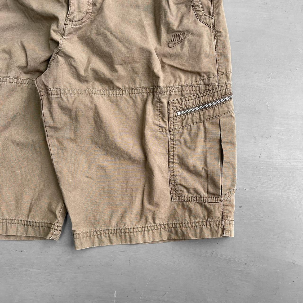 Early 2000s Nike adjustable toggle shorts (34 waist)