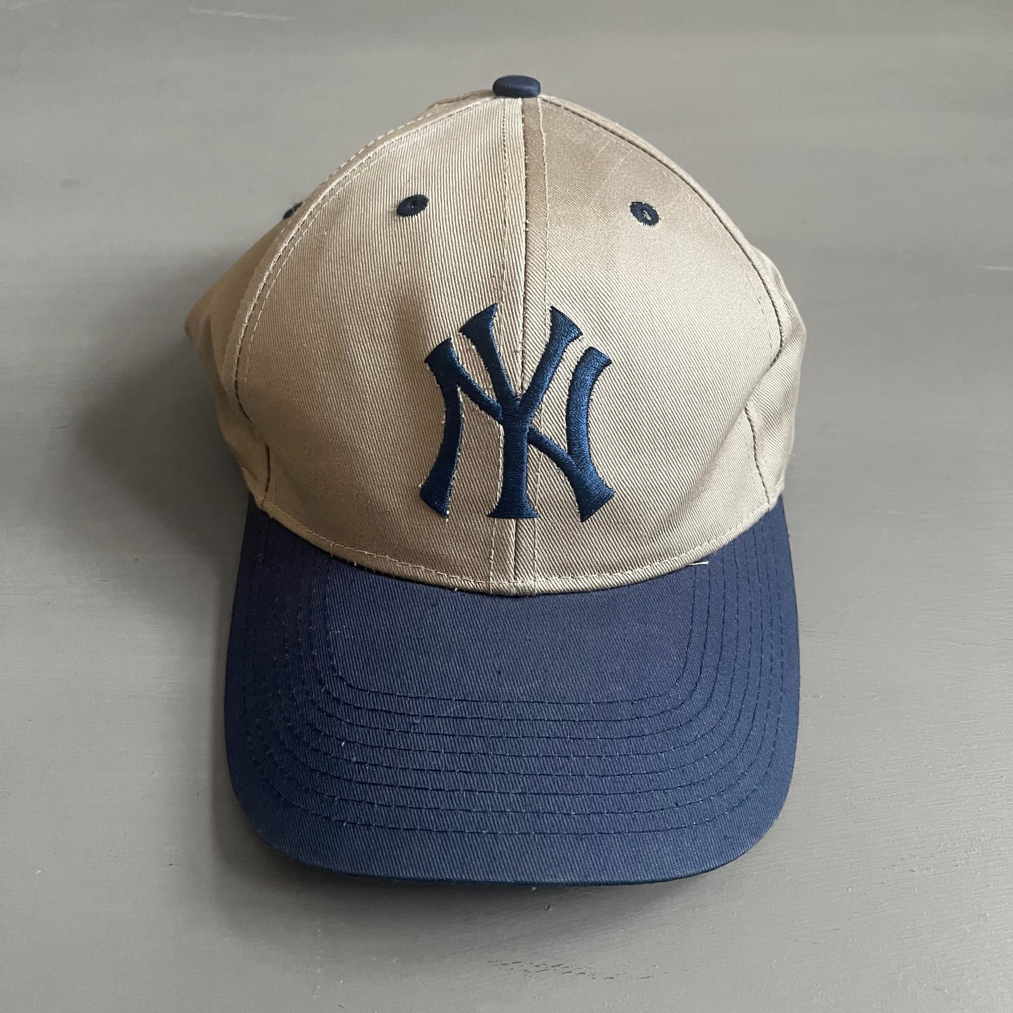 Early 2000s New York yankees logo cap