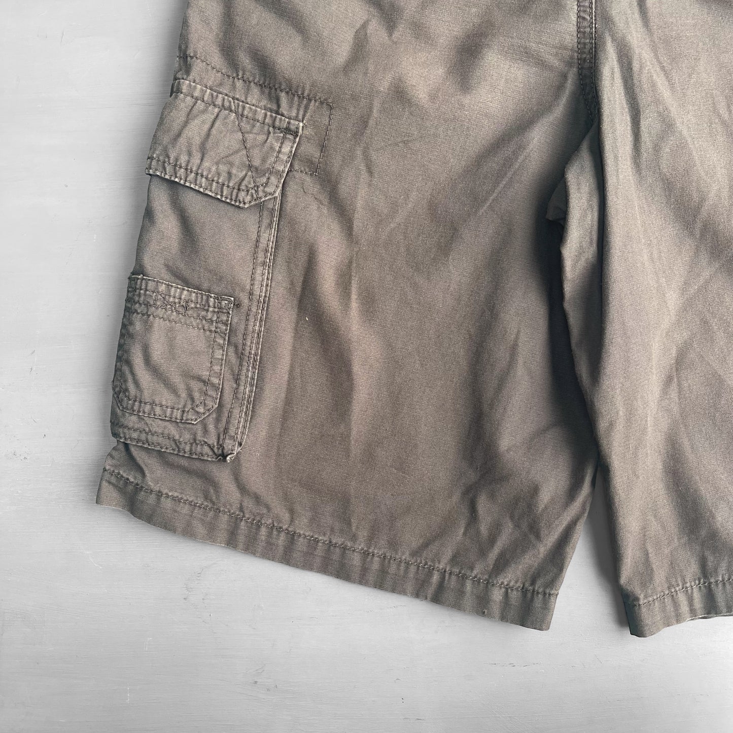 2000s Airwalk cargo shorts (30 waist)