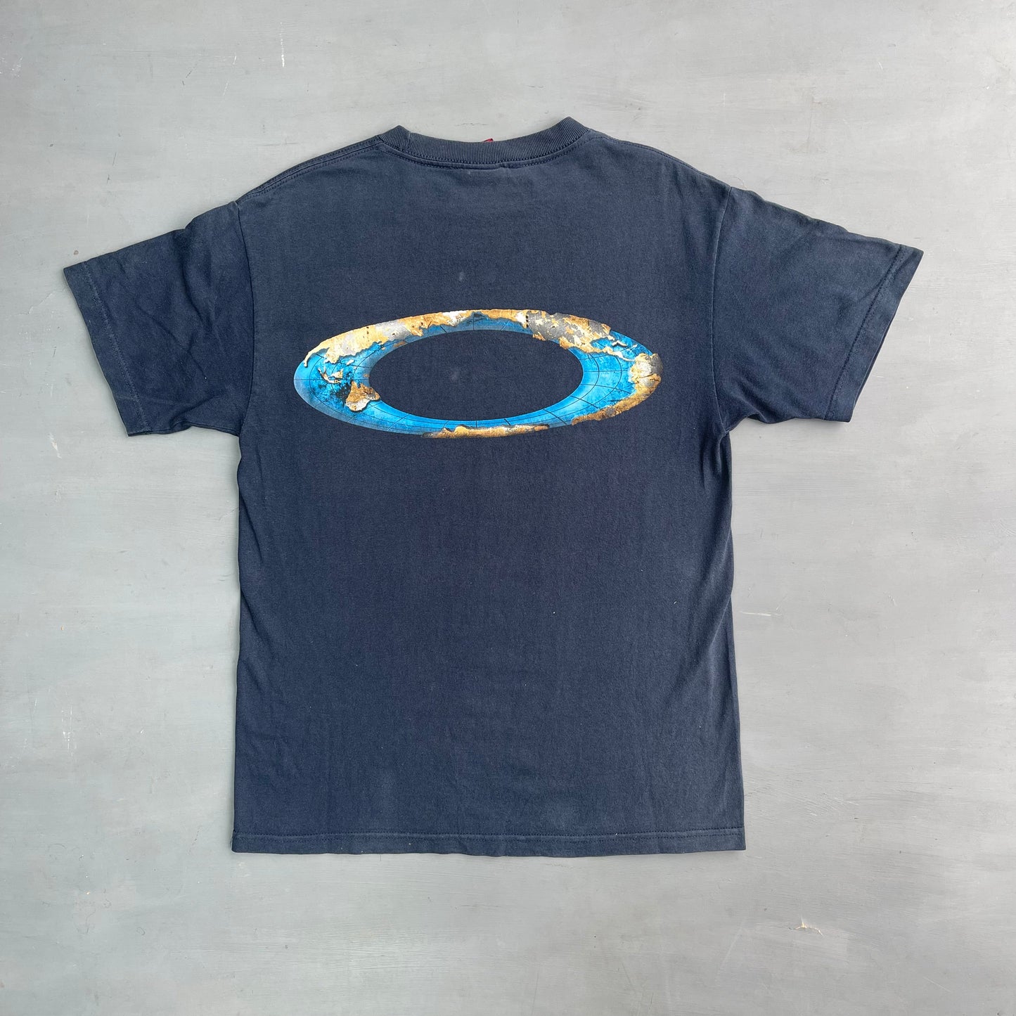 Early 2000s Oakley worldwide T-Shirt (M)