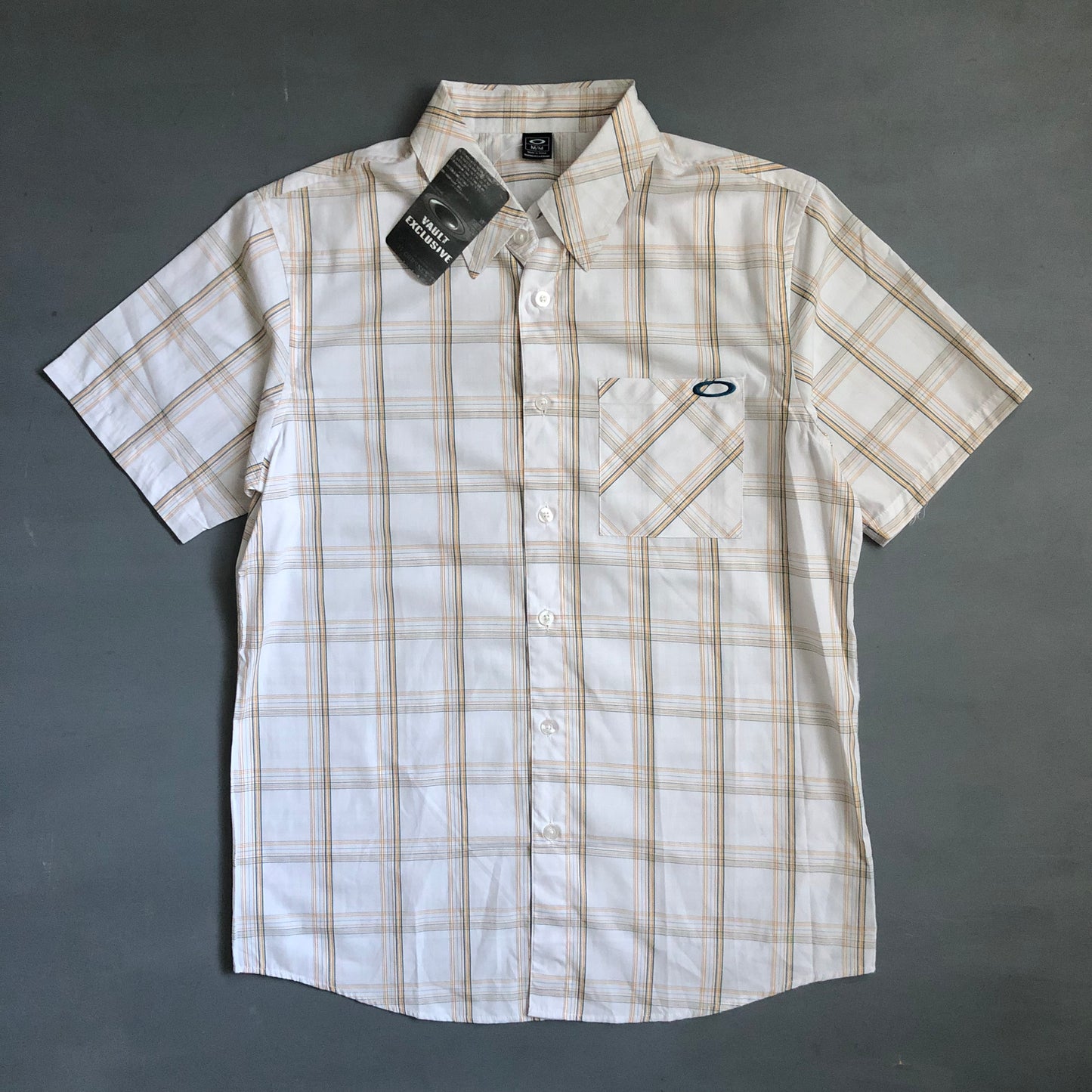 2000s short sleeve Oakley shirt (M/L)