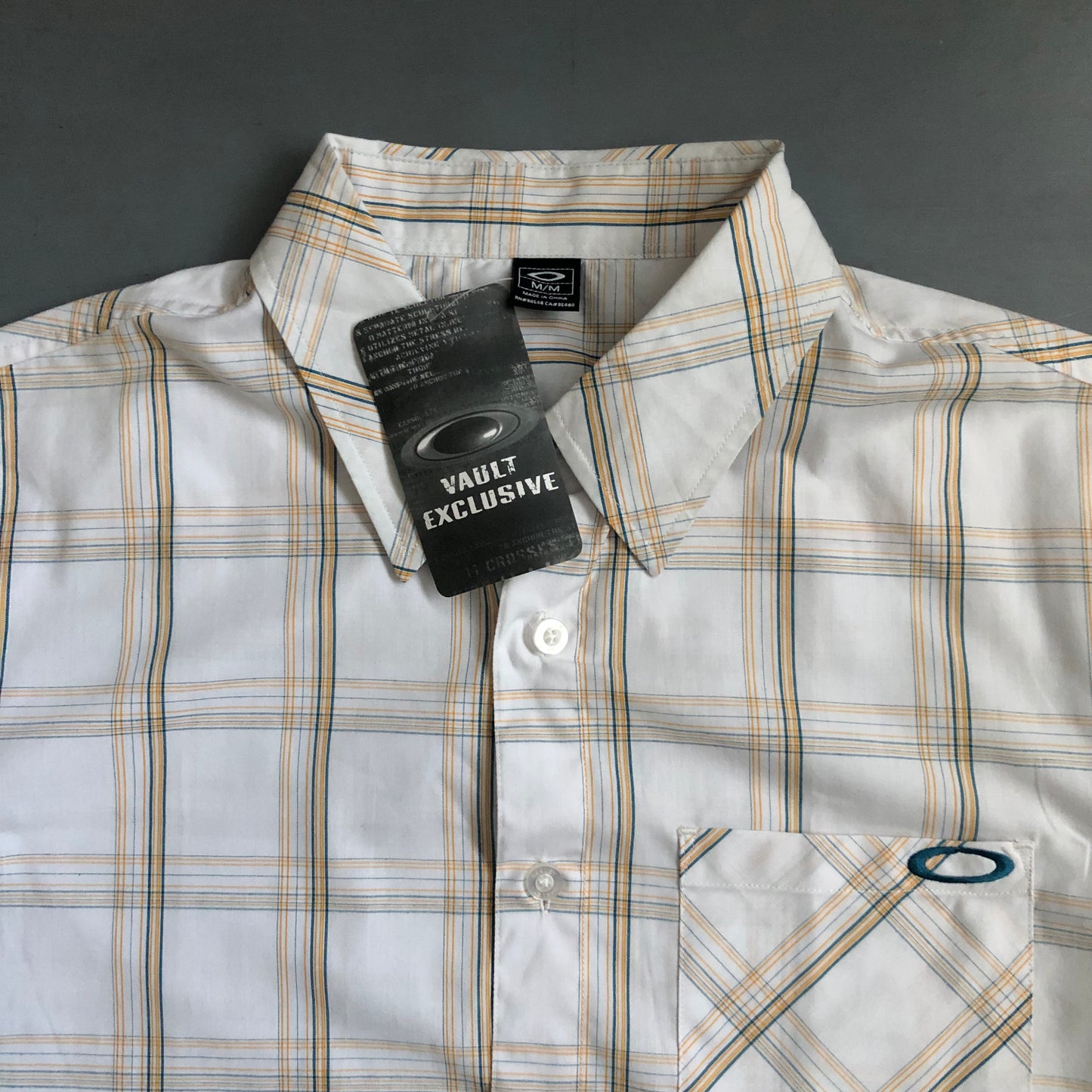 2000s short sleeve Oakley shirt (M/L)